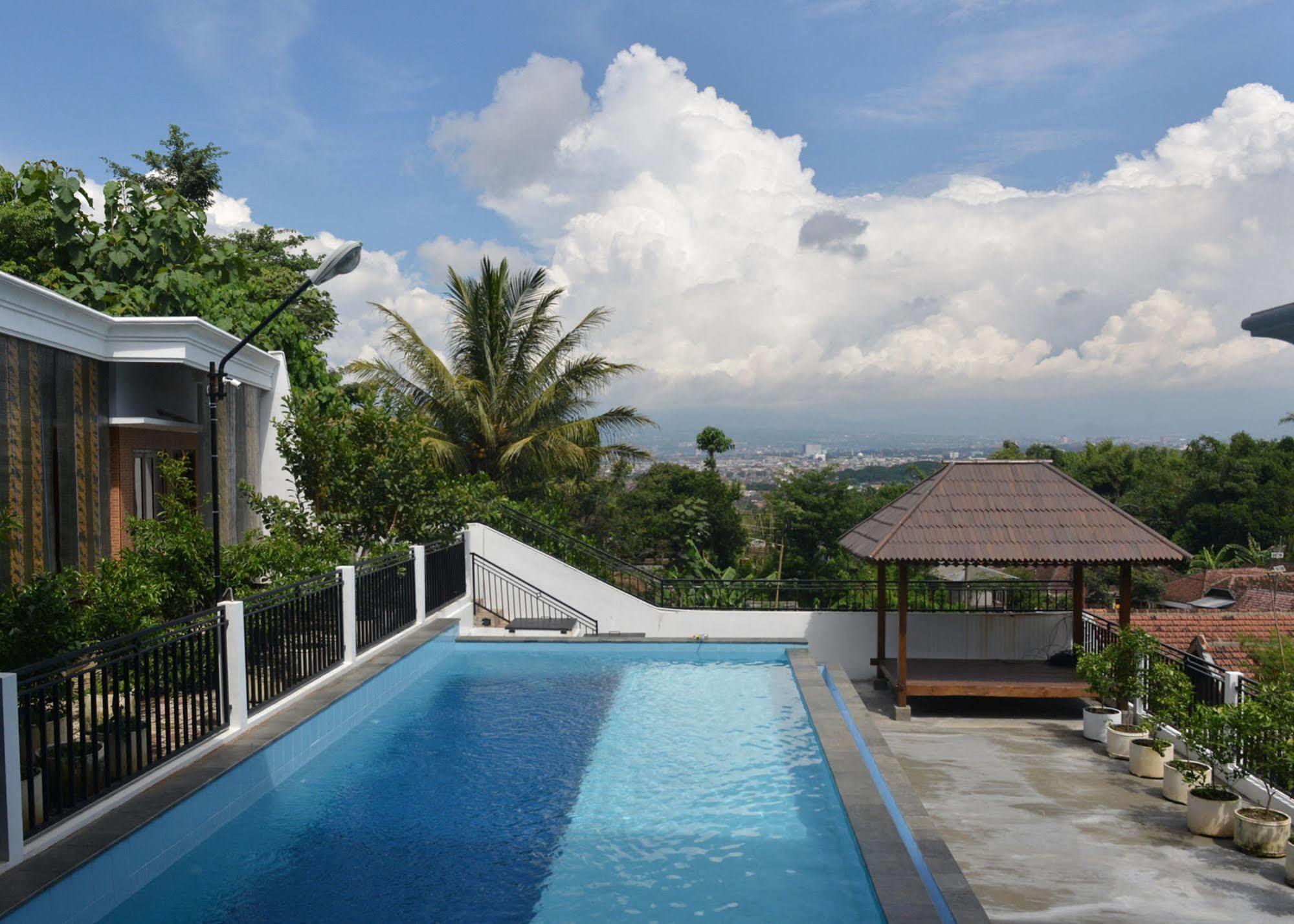 Malang Hill Syariah Redpartner Hotel ภายนอก รูปภาพ