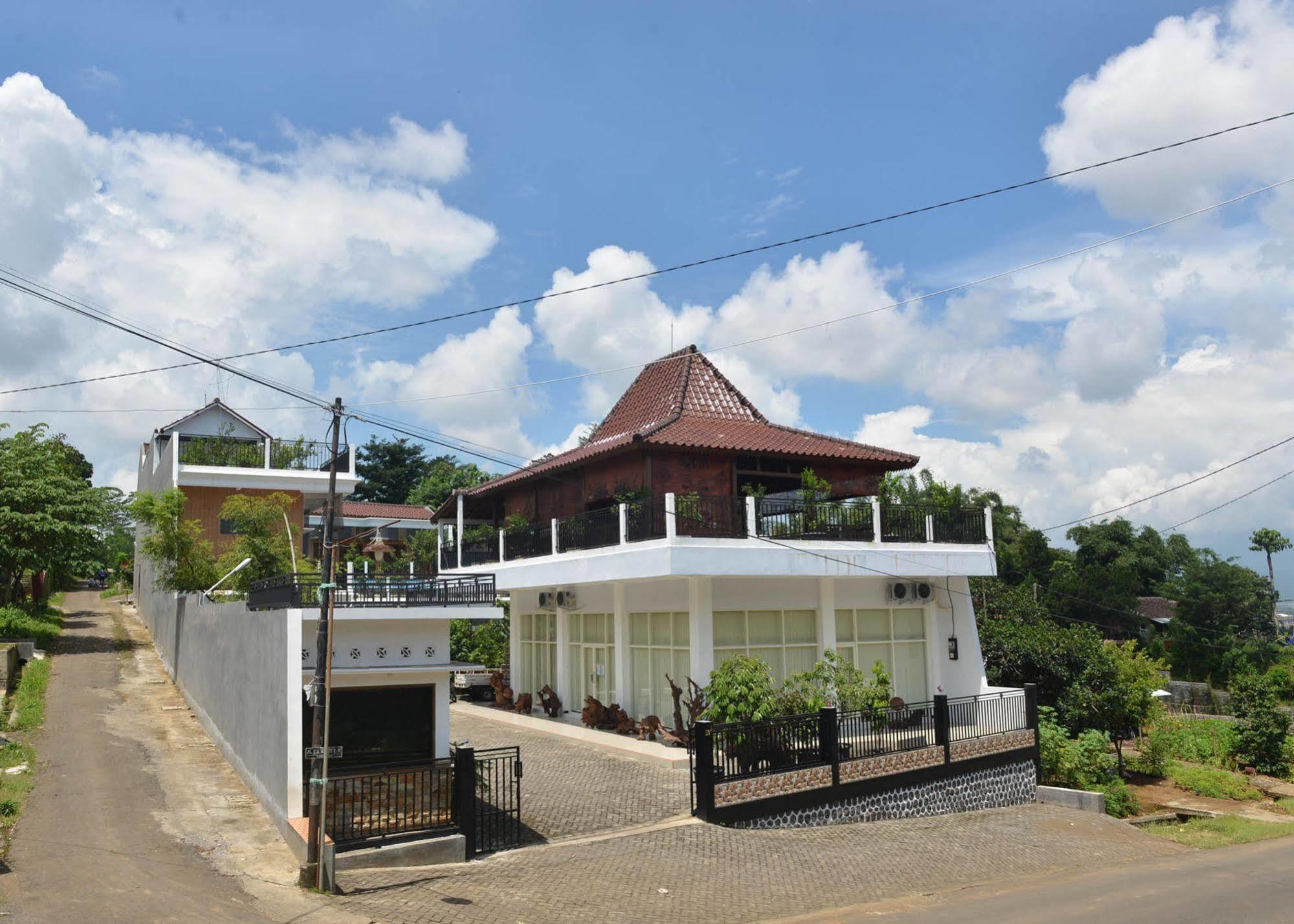 Malang Hill Syariah Redpartner Hotel ภายนอก รูปภาพ