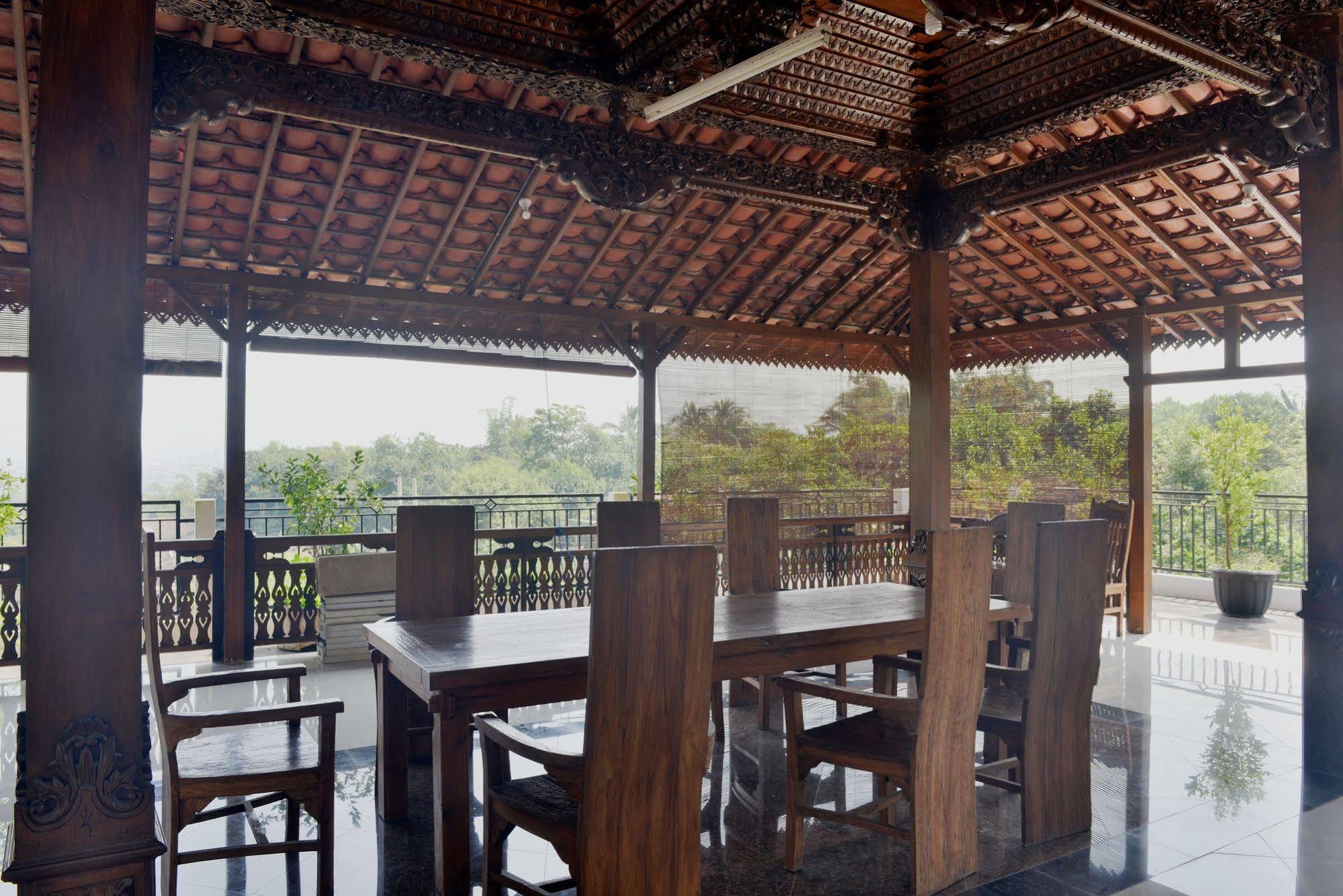Malang Hill Syariah Redpartner Hotel ภายนอก รูปภาพ
