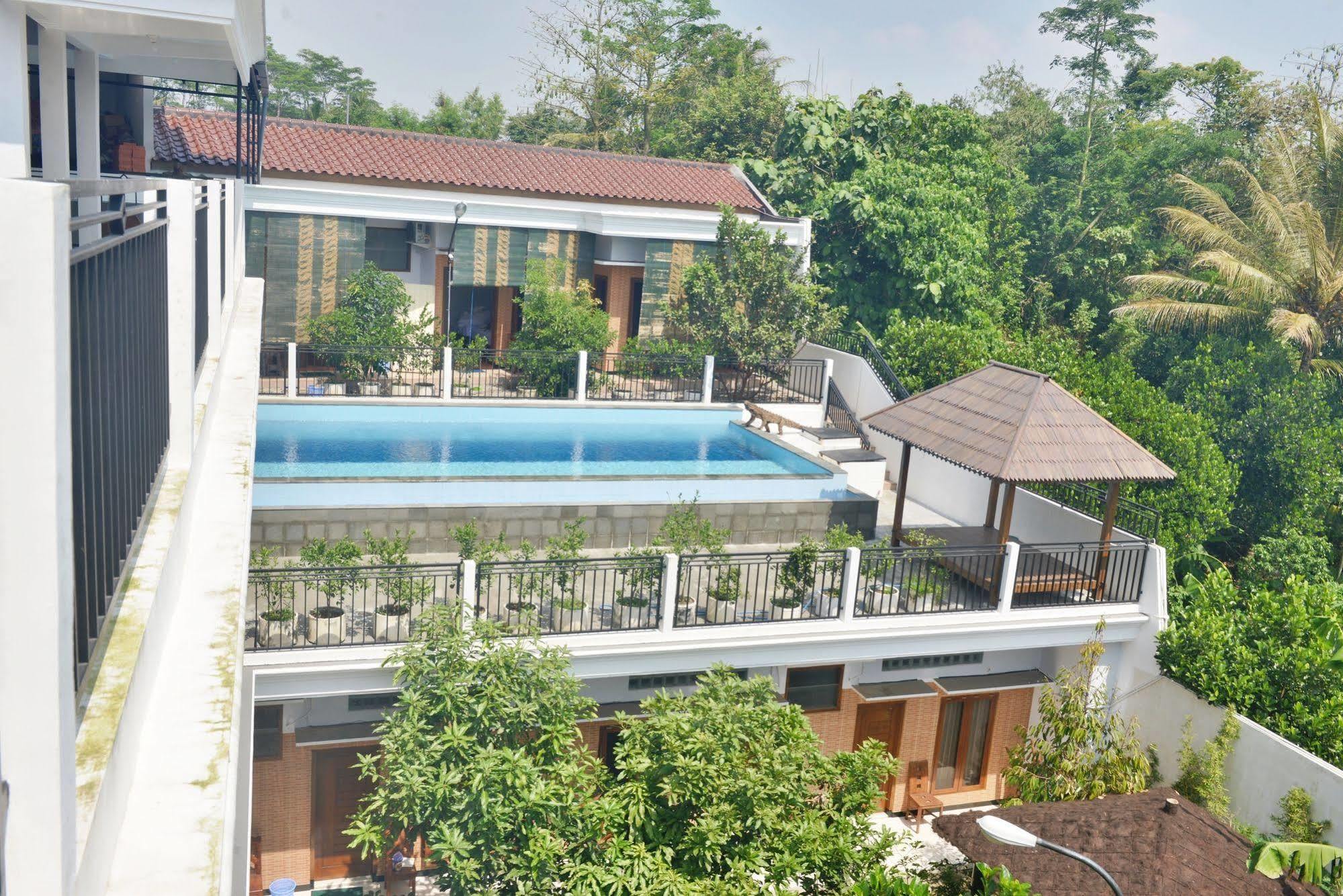Malang Hill Syariah Redpartner Hotel ภายนอก รูปภาพ
